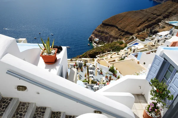 La terraza con vistas al mar en el hotel de lujo, isla de Santorini, Grecia —  Fotos de Stock