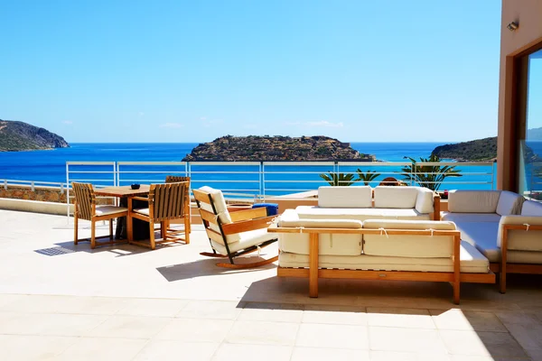 Terraza con vistas al mar en un hotel de lujo con vistas a Spinalonga Islan —  Fotos de Stock