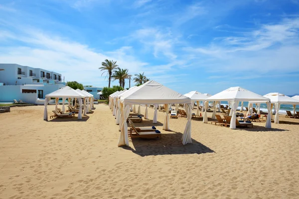 The beach at luxury hotel, Crete, Greece — Stock Photo, Image