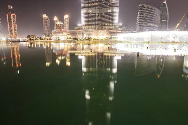 Dubai, Verenigde Arabische Emiraten - 9 september: de weergave op de burj khalifa en door de mens veroorzaakte — Stockfoto