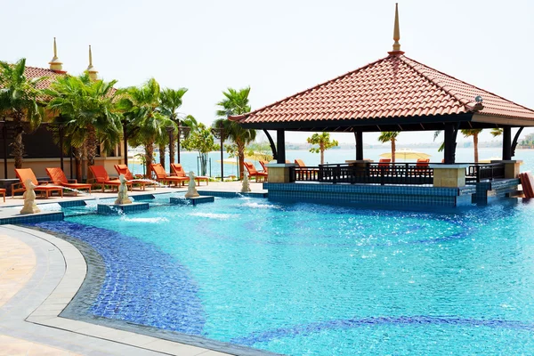 Poolen och bar ligger nära stranden i thailändsk stil hotell på — Stockfoto