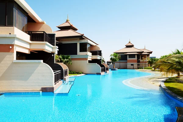 The luxury villas in Thai style hotel on Palm Jumeirah man-made — Stock Photo, Image