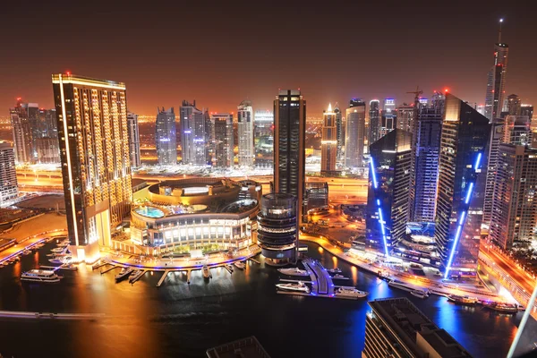 DUBAI, EAU - 8 DE SEPTIEMBRE: La iluminación nocturna de Dubai Marina — Foto de Stock