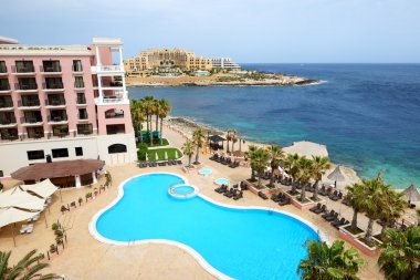 Lüks otel, Malta yüzme havuzunda