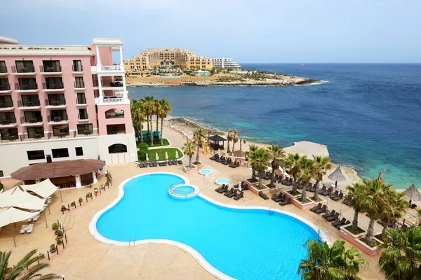 Basen w luksusowym hotelu, Malta — Zdjęcie stockowe