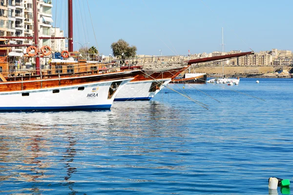 Die hera cruises yachten und blick auf valletta — Stockfoto