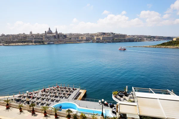 Het uitzicht op Valletta en cruise jacht met toeristen, Sliema, Malta — Stockfoto