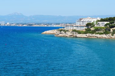 Görünümü üzerinde lüks otel ve bay, Costa Dorada, İspanya