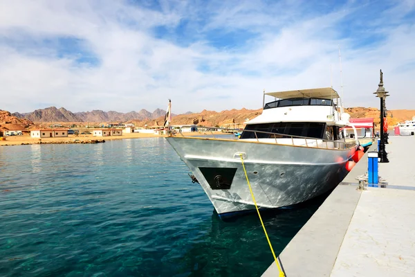 Jacht motorowy na Morze Czerwone w porcie, Sharm el Sheikh, Egipt — Zdjęcie stockowe