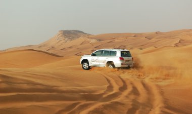 Dubai, Birleşik Arap Emirlikleri - Haziran 12: 12 Haziran 2012 tarihinde büyük turist cazibe Dubai, Birleşik Arap Emirlikleri-Dubai dubai çöl gezisi off-road araç içinde olduğunu