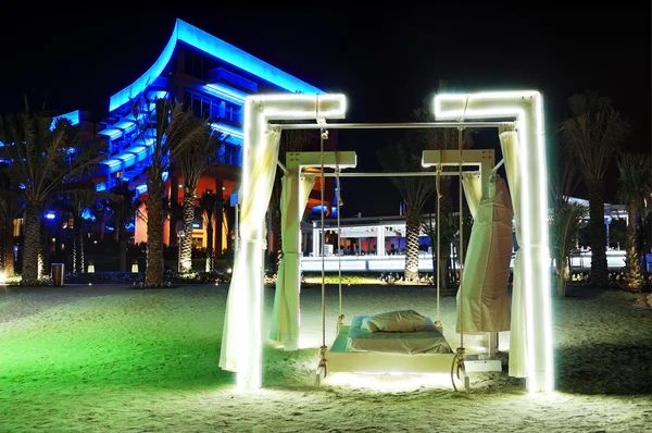 Iluminação noturna do moderno hotel de luxo, Dubai, Emirados Árabes Unidos — Fotografia de Stock