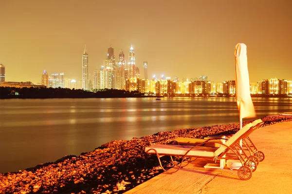 Noční osvětlení luxusního hotelu na palm jumeirah muž-vyrobené ostrov, Dubaj, Spojené arabské emiráty — Stock fotografie