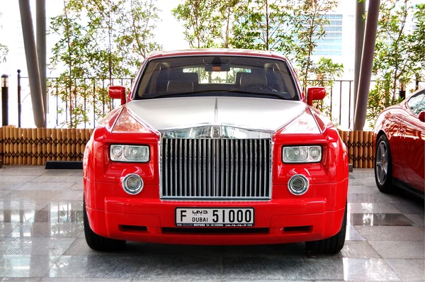 Dubai, Ηνωμένα Αραβικά Εμιράτα - 9 Ιουνίου: Το πολυτελές αυτοκίνητο Rolls-Royce είναι κοντά στο ξενοδοχείο στις 8 Ιουνίου 2012 Ντουμπάι, Ηνωμένα Αραβικά Εμιράτα. Μέχρι 10 εκατομμύρια τουρίστες επισκέφτηκαν ΗΑΕ έτος 2012. — Φωτογραφία Αρχείου