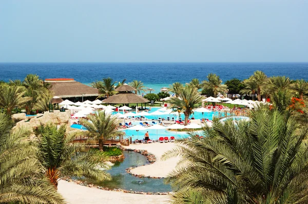 FUJAIARAH, Emirados Árabes Unidos - JUNHO 9: Os turistas desfrutam de suas férias no hotel de luxo em 9 de junho de 2012 Fujairah, Emirados Árabes Unidos. Até 10 milhões de turistas visitaram os EAU no ano de 2012 . — Fotografia de Stock