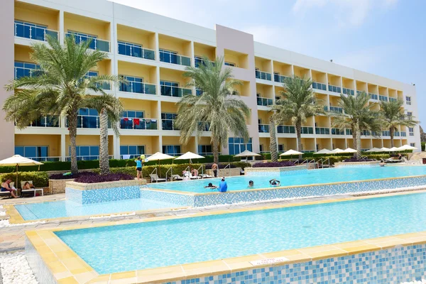 Fujairah, uae - 7. September: die Touristen genießen ihren Urlaub im Luxushotel am 7. September 2013 fujairah, uae. bis zu 10 Millionen Touristen besuchten uae im Jahr 2013. — Stockfoto