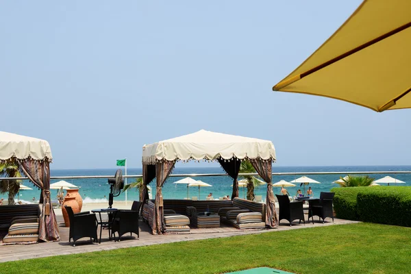 Hut aan het strand van luxe hotel, fujairah, Verenigde Arabische Emiraten — Stockfoto