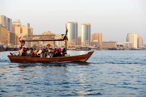 DUBAI, UAE - SEPTEMBER 10: The traditional Abra boat with people in Dubai Creek on September 10, 2013 in Dubai, United Arab Emirates. The Abra is cheapest transport in Dubai — Stock Photo, Image