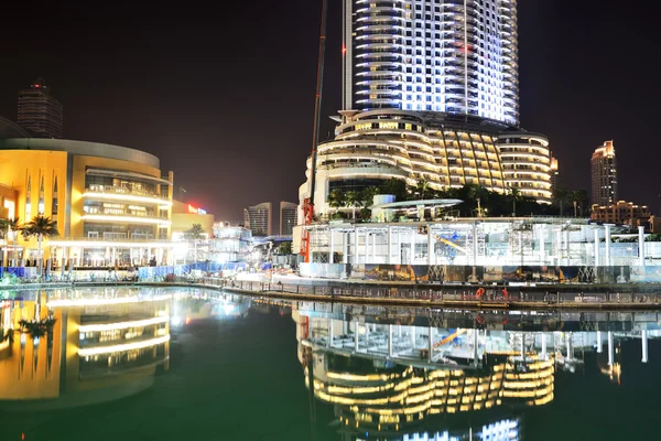 Dubai, uae - 9. september: der nächtliche blick auf dubai mall und adresse hotel. Es ist das größte Einkaufszentrum der Welt. es befindet sich im burj khalifa komplex und hat 1200 geschäfte drinnen am 9. september 2013, dubai, uae. — Stockfoto