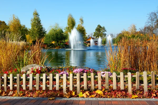 乌克兰Khonka家附近的喷泉和池塘。它是前总统亚努科维奇的故居 — 图库照片