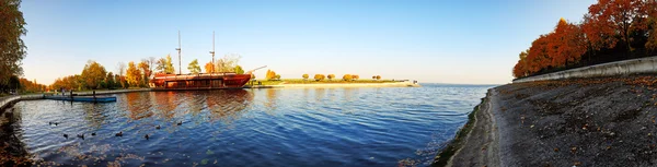 Novi petrivtsi, Ukraine - 14. Oktober: das Galeonenschiff-Restaurant in mezhigirya am 14. Oktober 2014 in novi petrivtsi, Ukraine. Es ist die ehemalige Residenz des Ex-Präsidenten janukowitsch, jetzt für die Öffentlichkeit zugänglich — Stockfoto