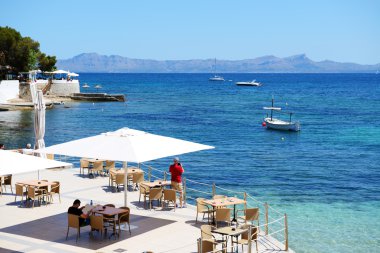 Turistler enjoiying tatillerini açık kafe, Mallorca, İspanya