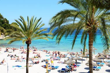 Mallorca, İspanya - 28 Mayıs: Turist enjoiying onların tatile sahilde 28 Mayıs 2015 Mallorca, İspanya. En fazla 60 milyon turist İspanya 2015 yılında ziyaret etmesi bekleniyor.