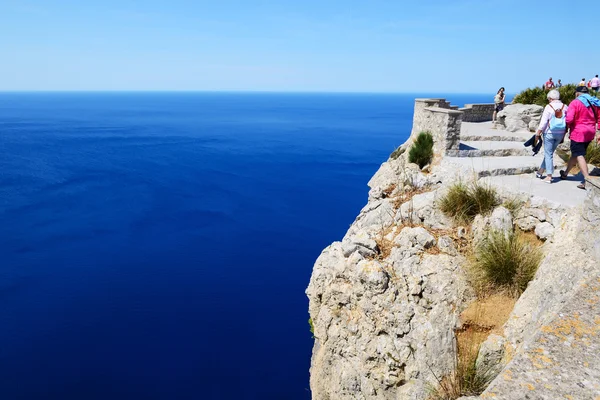 MALLORCA, SPAIN - JUNE 1: The tourists enjoiying their vacation on the Cape Formentor on June 1, 2015 in Mallorca, Spain. Up to 60 mln tourists is expected to visit Spain in year 2015. — Stock Photo, Image