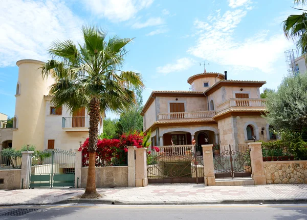 Na ulici a budov na ostrově mallorca, Španělsko — Stock fotografie