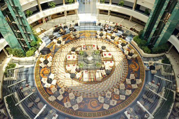 Antalya, Turkije - 22 April: The Lobby van Calista Luxury Resort hotel met Versace tapijt op 22 April 2014 in Antalya, Turkije. Meer dan 36 mln toeristen hebben Turkije bezocht in jaar 2014. — Stockfoto