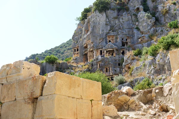 Tumbas cortadas en roca en Myra, Antalya, Turquía — Foto de Stock