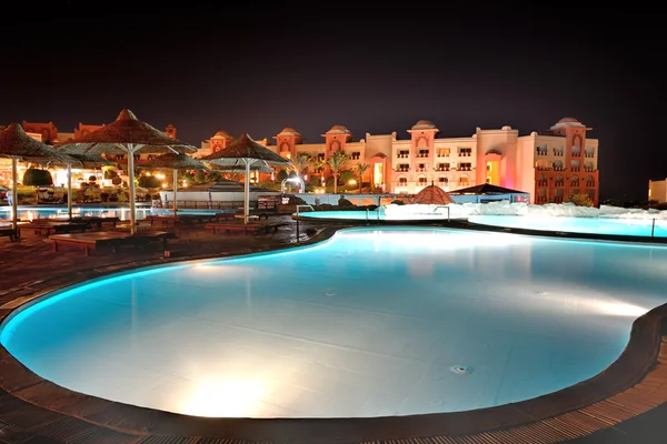 A piscina no hotel de luxo em iluminação noturna, Hurghad — Fotografia de Stock