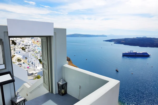 La entrada en restaurante y terraza con vistas al mar, isla de Santorini, Grecia —  Fotos de Stock