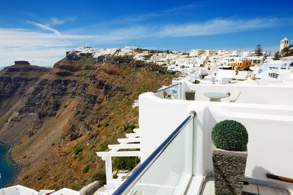 Yunanistan 'ın Santorini adasındaki lüks otelin deniz manzaralı terası. — Stok fotoğraf