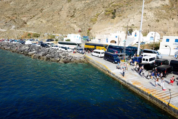 Santorini, Yunanistan - Mayıs 19: 19 Mayıs 2014 Santorini, Yunanistan Crete adasına oluyor iskele ve hızlı feribot. Her gün feribot taşımaları binlerce yolcu. — Stok fotoğraf