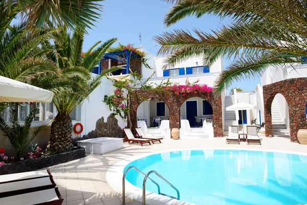 Piscina dell'hotel in stile tradizionale greco, isola di Santorini — Foto Stock