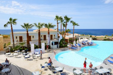 Girit, Yunanistan - Mayıs 13: Turist enjoiying onların tatile sahilde 13 Mayıs 2014 Girit, Yunanistan. Kadar 16 milyon turist Yunanistan 2014 yılında ziyaret etmesi bekleniyor.