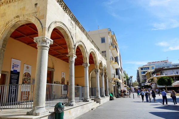 Heraklion, Griekenland - 12 mei: De straat in Herakllion city en toeristen op 12 mei 2014 in Heraklion, Griekenland. Tot 16 mln toeristen naar verwachting voor een bezoek aan Griekenland in jaar 2014. — Stockfoto