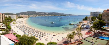 MALLORCA, İspanya - 29 Mayıs 2015 tarihinde İspanya 'nın Mallorca kentinde tatil yapan turistler. 2015 yılında turistlerin İspanya 'yı ziyaret etmesi bekleniyor.