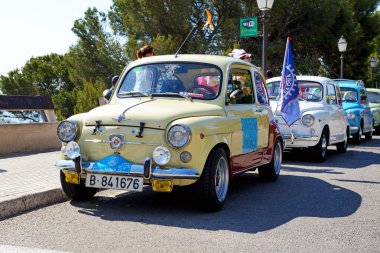 Mallorca, İspanya - 30 Mayıs: Koltuk 600 klasik araba parade ve 30 Mayıs 2015 turistlere Mallorca, İspanya. En fazla 60 milyon turist İspanya 2015 yılında ziyaret etmesi bekleniyor.