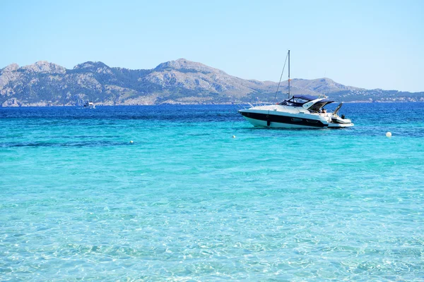 Jacht motorowy w pobliżu plaży, Mallorca, Hiszpania — Zdjęcie stockowe