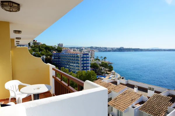 A varanda com vista para o mar no hotel de luxo, Maiorca, Espanha — Fotografia de Stock