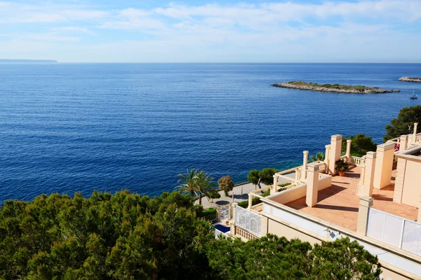 Tarasem z widokiem na morze w luksusowy hotel, mallorca, Hiszpania — Zdjęcie stockowe