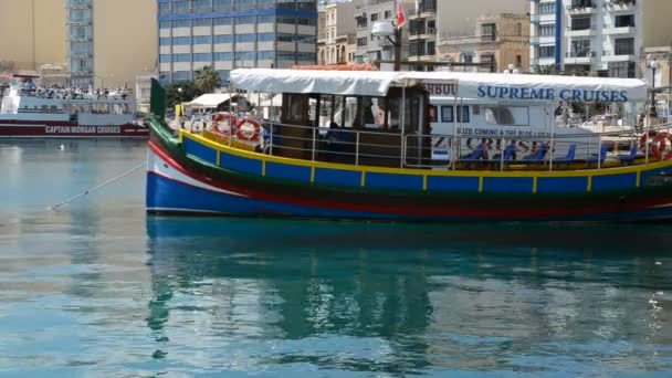 SLIEMA, MALTA - APRIL 22: The traditional Maltese boat for tourists cruises on April 22, 2015 in Sliema, Malta. More then 1,6 mln tourists is expected to visit Malta in year 2015. — Stock Video