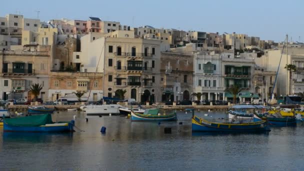 Posouvání tradiční Maltské lodě v západu slunce, Kalkara, Malta — Stock video