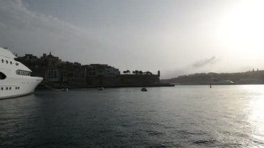 Birgu, Malta - 26 Nisan: Modern yat yat Marina 26 Nisan 2015 Birgu, Malta üzerinde kaydırma. Daha sonra 1,6 milyon turist Malta 2015 yılında ziyaret bekleniyor.