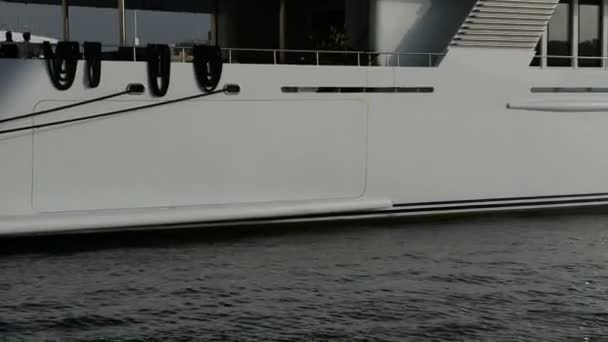 Le panoramique vertical du yacht moderne avec hélicoptère sur le dessus dans la marina de yacht, Birgu, Malte — Video