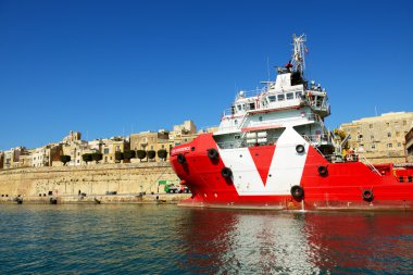 Valletta, Malta - 22 Nisan: Vos Prudence denizaşırı römorkör/tedarik pier 22 Nisan 2015 Valletta, Malta gemisi. Daha sonra 1,6 milyon turist Malta 2015 yılında ziyaret bekleniyor.