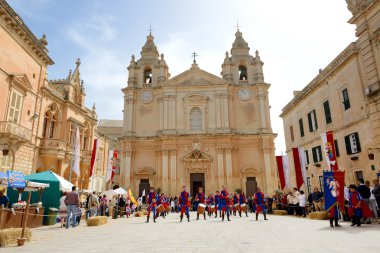 Sliema, Malta - Nisan 19: Mdina Ortaçağ Festivali ve 19 Nisan 2015 Mdina, Malta turist. Daha sonra 1,6 milyon turist Malta 2015 yılında ziyaret bekleniyor.