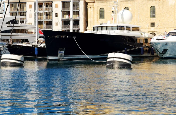 Pohled na Vittoriose a moderní jachty v západu slunce, Malta — Stock fotografie