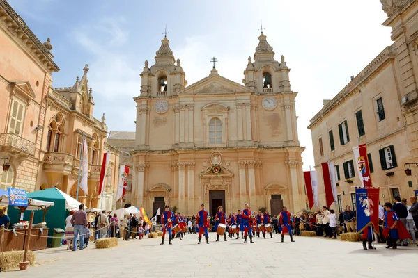 SLIEMA, MALTA - 19 APRILE: La festa medievale della Mdina e i turisti il 19 aprile 2015 a Mdina, Malta. Più di 1,6 milioni di turisti dovrebbero visitare Malta nel 2015 . — Foto Stock